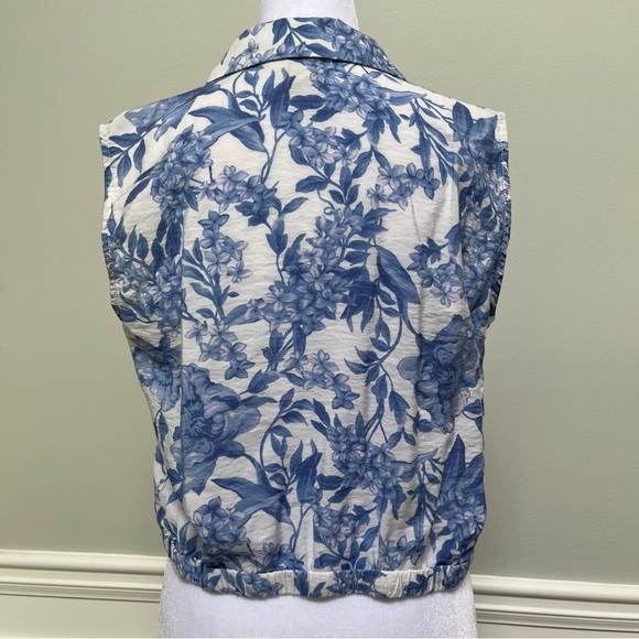 ⭐️ Joie ⭐️ Rayon Blue and White Floral Top S/M - Picture 3 of 8